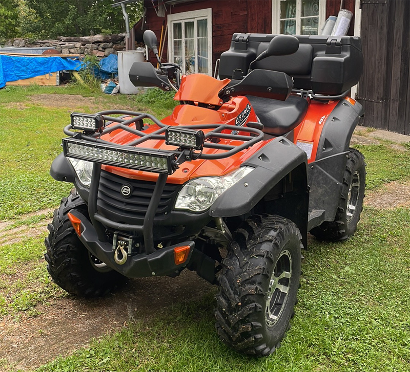 Orange fyrhjuling CF Moto X6 stulen i Stråtjära nordväst om Tönnebro
