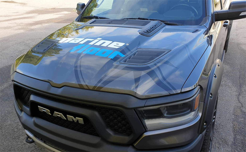 Grå metallic RAM 1500 Crew Cab Rebel stulen i Hällekis sydväst om Mariestad