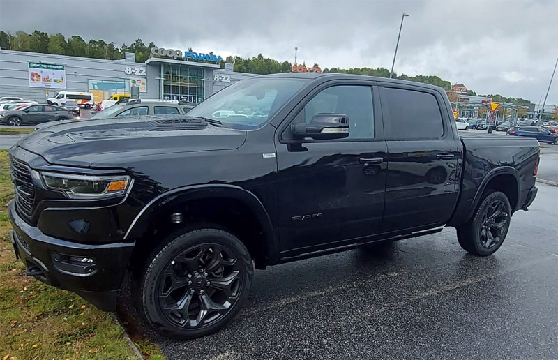 Svart RAM 1500 Crew Cab Limited Night Edition stulen i Västerhaninge söder om Stockholm