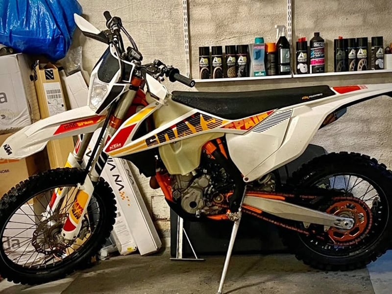 Två cross/enduro mc, KTM 350 EXC-F Sixdays och KTM SX 125 stulna i Hässelby, Stockholm