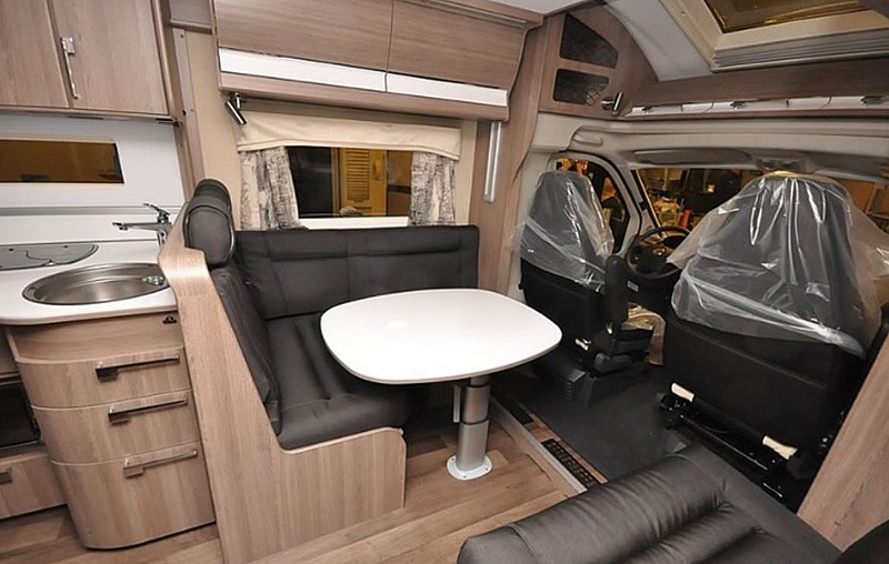 Halvintegrerad husbil Kabe Travelmaster Crossover 780 LGB stulen i Odensala norr om Märsta