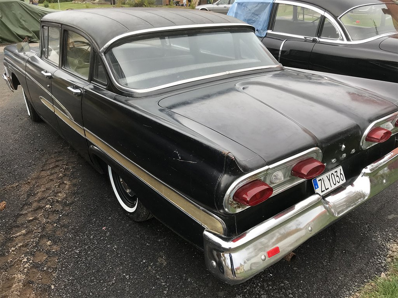 Svart Ford Custom 300 från 1958 stulen norr om Vänersborg