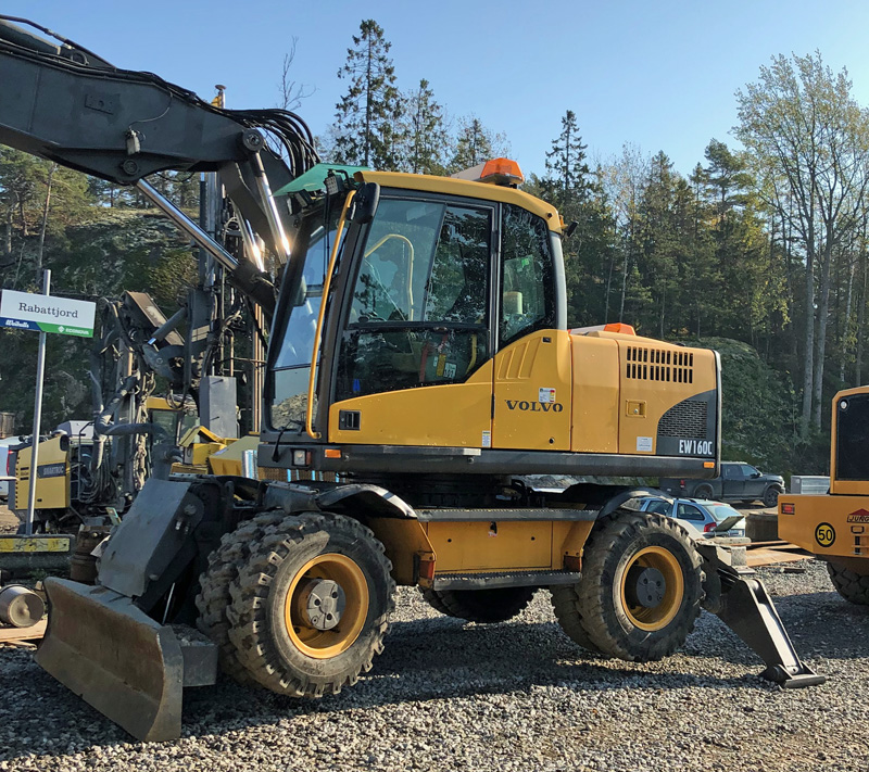 Hjulburen grävmaskin Volvo EW160C och flistugg Willibald EP5500 Shark stulna i Vallentuna