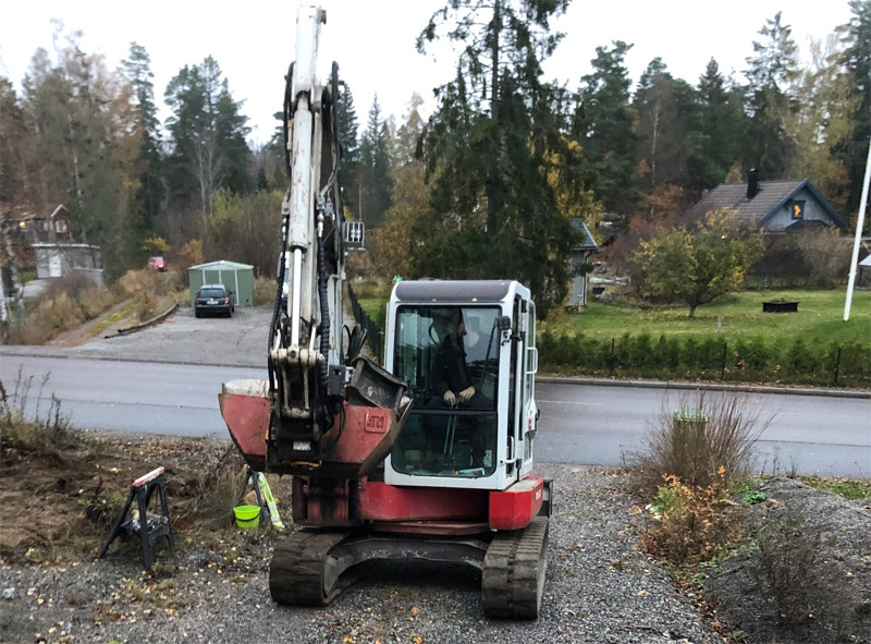Bandburen grävmaskin Takeuchi TB153 stulen i Skärholmen, Stockholm