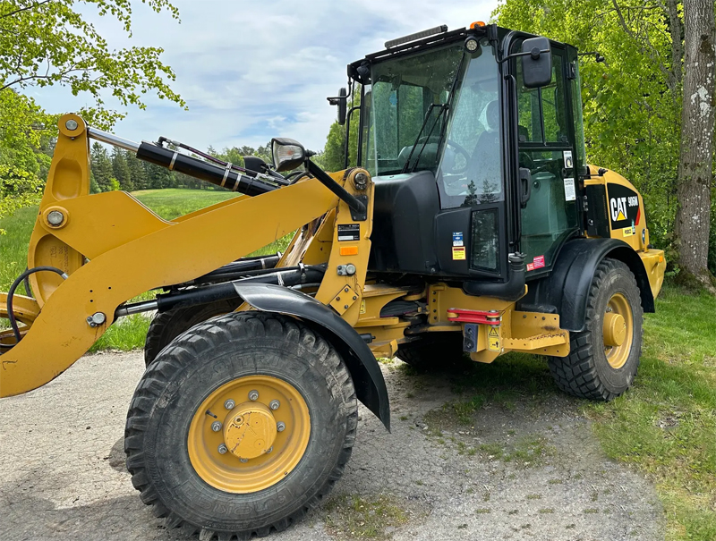 Gul hjullastare Caterpillar, CAT 906M stulen i Järfälla nordväst om Stockholm