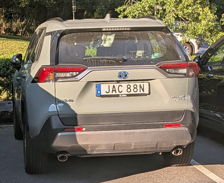 Grön (Urban Khaki)Toyota RAV4 Hybrid stulen i Nacka utanför Stockholm