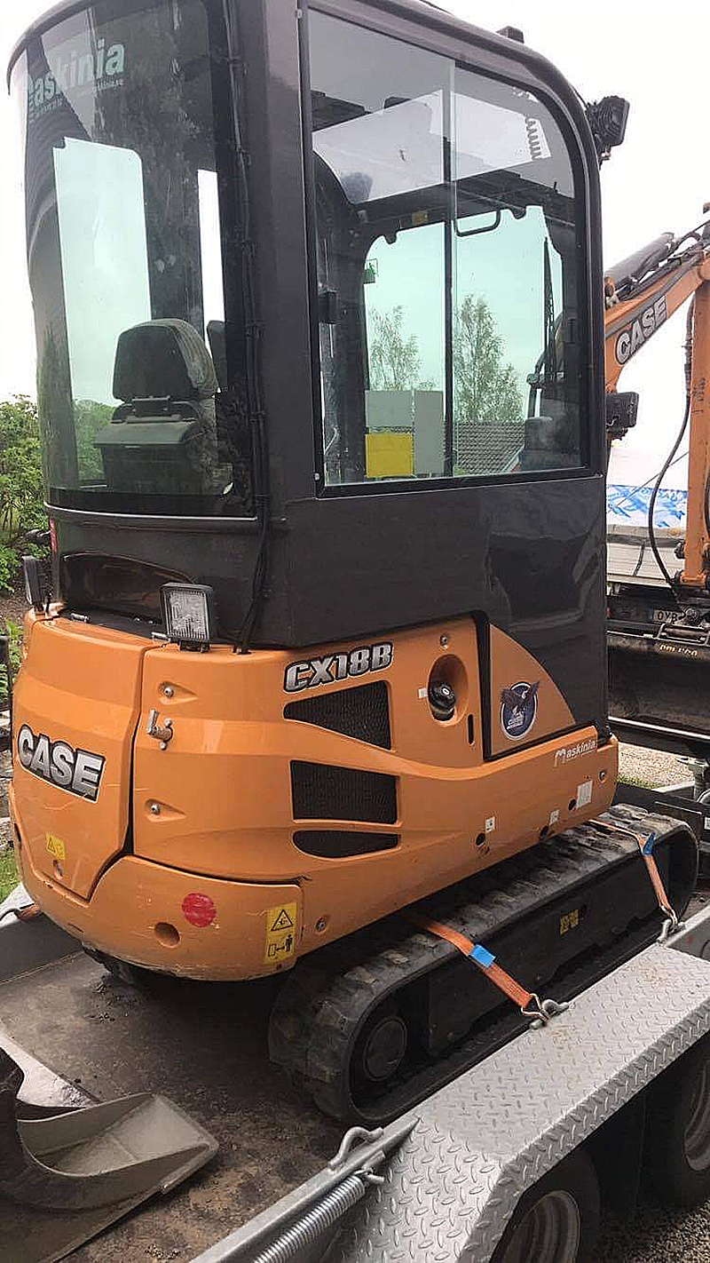 Maskinsläp Ifor Williams med minigrävare Case CX18B stulet/ bedrägeri Ystad