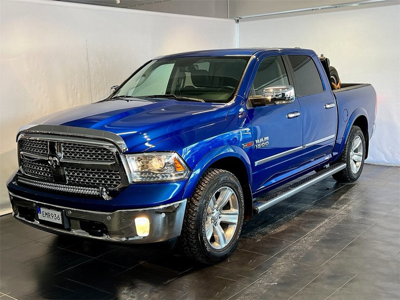 Blå metallic RAM 1500 Crew Cab AWD Diesel stulen i Charlottenberg