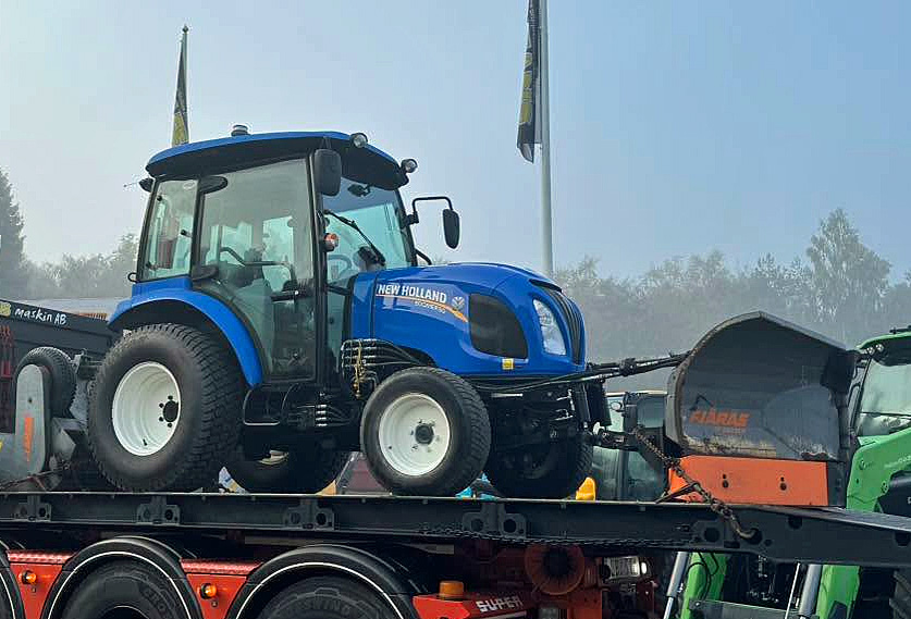 Blå traktor New Holland Boomer 50 med sandspridare och vikplog, stulen/ bedrägeri, Horred.