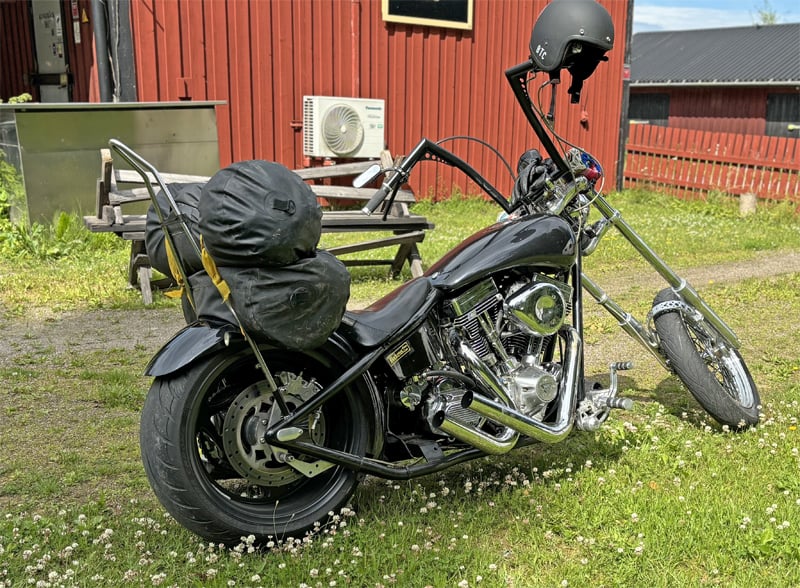 Svart amatörbyggd mc, "chopper" stulen i Gävle