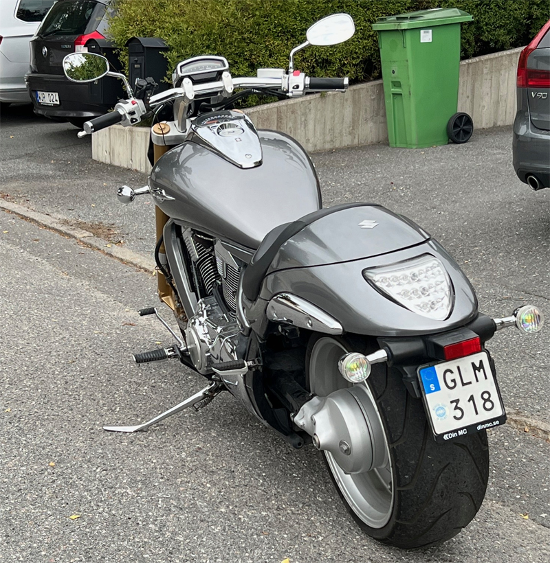 Silvermetallic Suzuki VZS 1800 Intruder stulen i Upplands Väsby norr om Stockholm