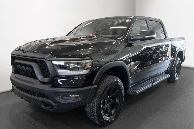 Svart RAM 1500 Crew Cab Rebel Night Edition