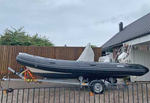 RIB båt Brig Falcon 570 lastad på obromsad båttrailer stulen i Kullavik