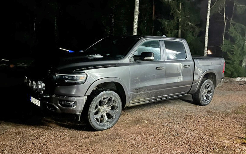 Grå metallic RAM 1500 Crew Cab Limited Night Edition stulen mellan Alunda och Stavby nordost om Uppsala