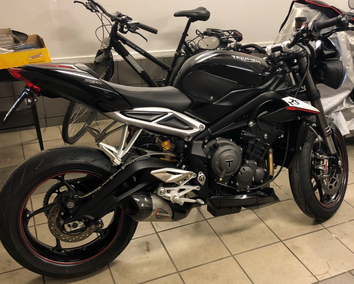 Svart Triumph Street Triple RS stulen i Viksjö, Järfälla