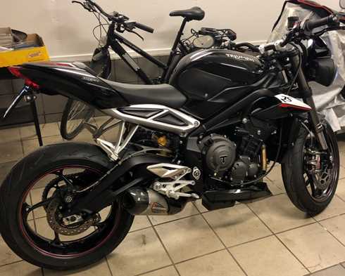 Svart Triumph Street Triple RS stulen i Viksjö, Järfälla