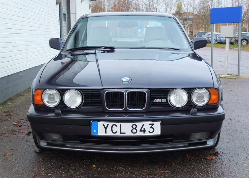 Blå BMW M5 Sedan E34 stulen i Ropsten, Stockholm