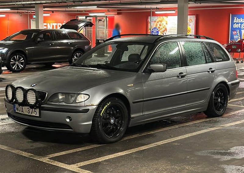 Ljusgrå metallic BMW 320i Touring med tre extraljus, stulen i Kungsängen