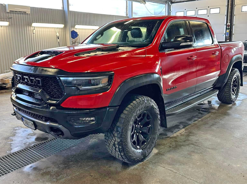 Röd RAM 1500 TRX Crew Cab stulen i Sundsvall