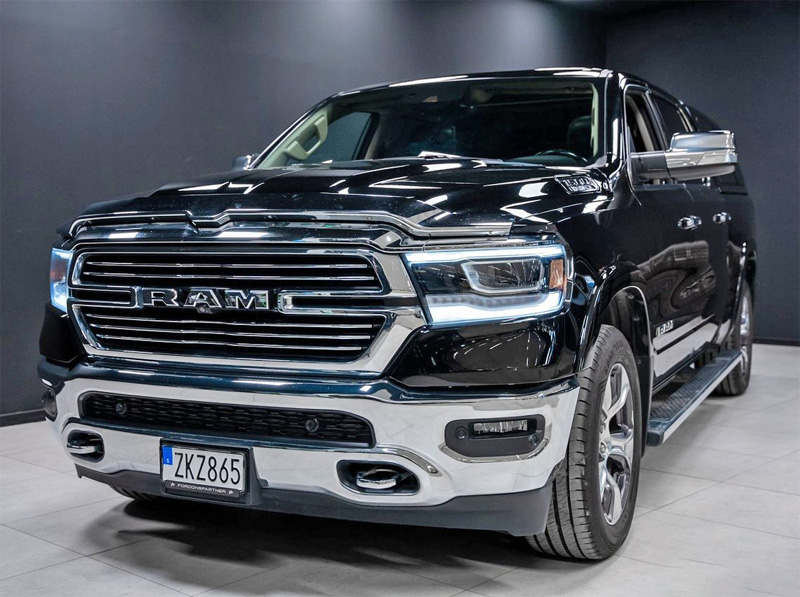 Svart RAM 1500 Crew Cab Laramie