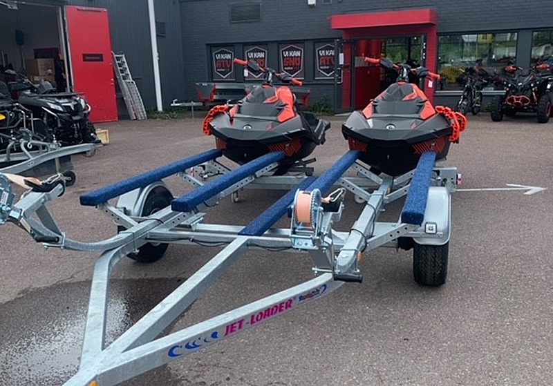 Två vattenskotrar Sea Doo Spark Trixx stulna utanför ett garage norr om Bålsta nordväst om Stockholm
