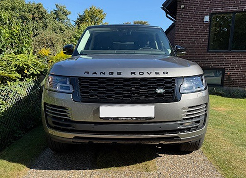 Grå metallic Land Rover Range Rover Vogue D300 stulen utanför Blentarp