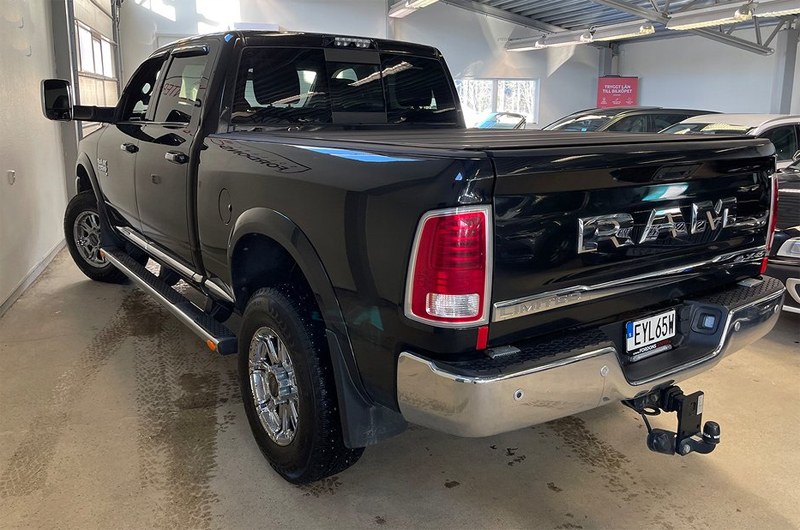 Svart RAM 2500 Crew Cab Laramie Longhorn stulen i Rydsgård nordväst om Ystad