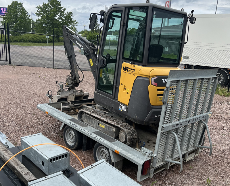 Maskinsläp Hapert lastad med minigrävare Volvo EC18D stulet i Hallstahammar