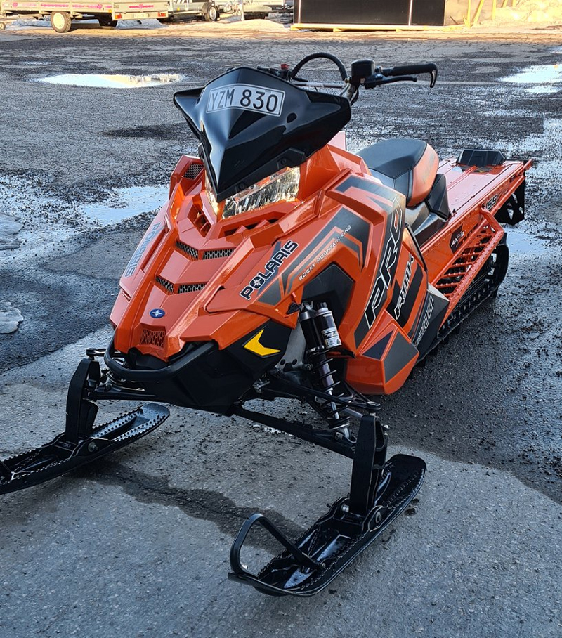 Släp lastat med två snöskotrar, Polaris 800 PRO RMK 155 stulet i Järbo nordväst om Sandviken