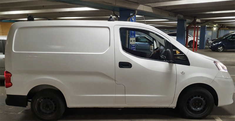 Vit Nissan NV200 stulen i Bromma väster om Stockholm