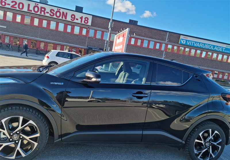 Svart Toyota C-HR stulen i Solna