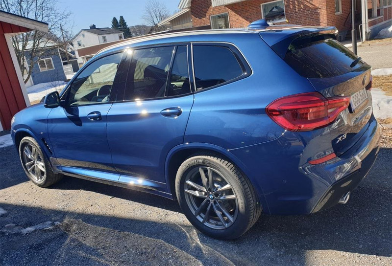 Blå BMW X3 Xdrive 20D stulen i p-huset vid Vikingterminalen i Stockholm