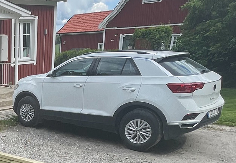 Vit Volkswagen T-ROC stulen i Brandalsund söder om Södertälje