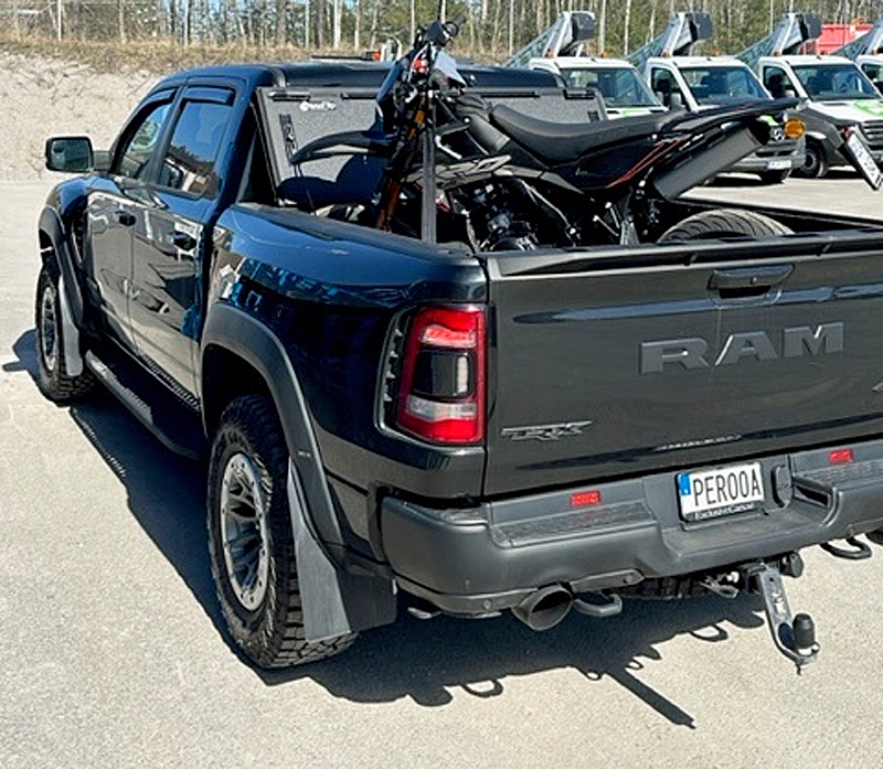 Svart RAM 1500 Crew Cab TRX stulen i Bollstanäs norr om Stockholm