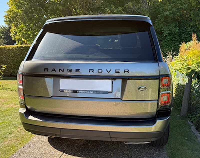Grå metallic Land Rover Range Rover Vogue D300 stulen utanför Blentarp