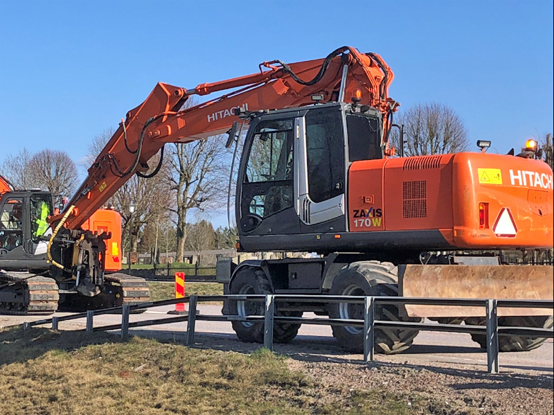 Hjulburen grävmaskin Hitachi Zaxis 170 W stulen mellan Gislaved och Sjötofta