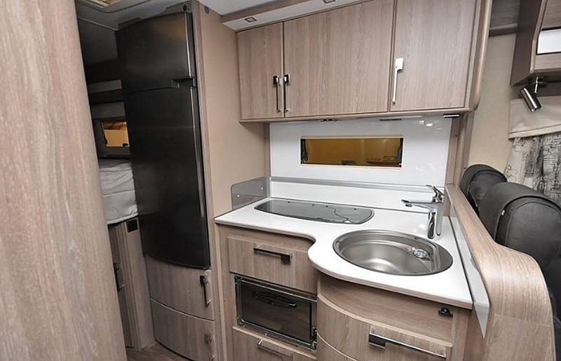 Halvintegrerad husbil Kabe Travelmaster Crossover 780 LGB stulen i Odensala norr om Märsta