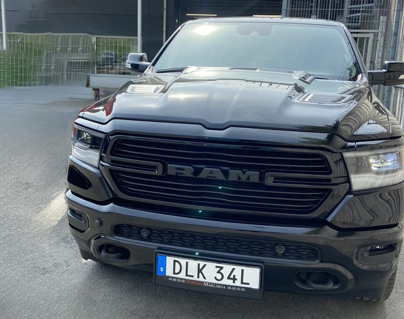 Svart RAM 1500 Laramie Crew Cab Night Edition stulen utanför Färentuna på Färingsö, Stockholm