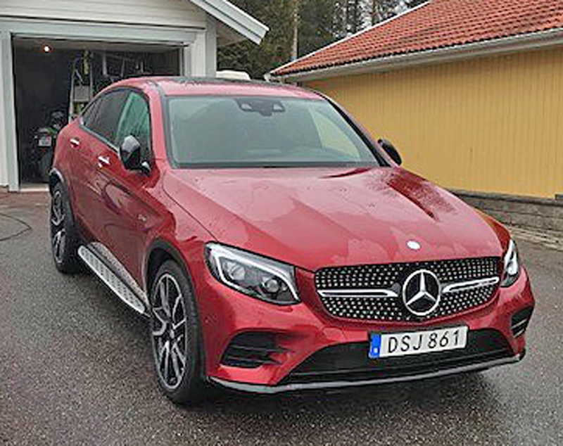 Rödmetallic Mercedes Benz AMG GLC 43 stulen i Järna, söder om Södertälje