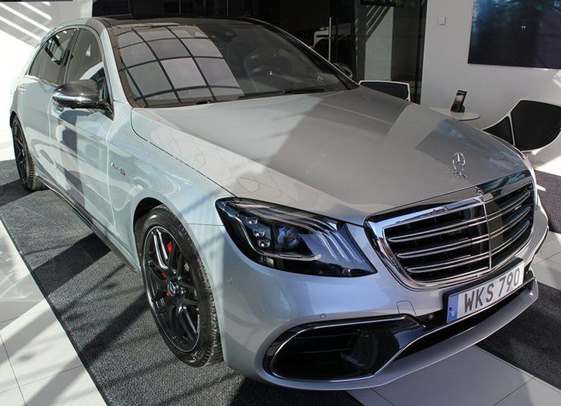 Silvermetallic Mercedes Benz S63 AMG lång version, stulen i Källby strax öster om Lidköping