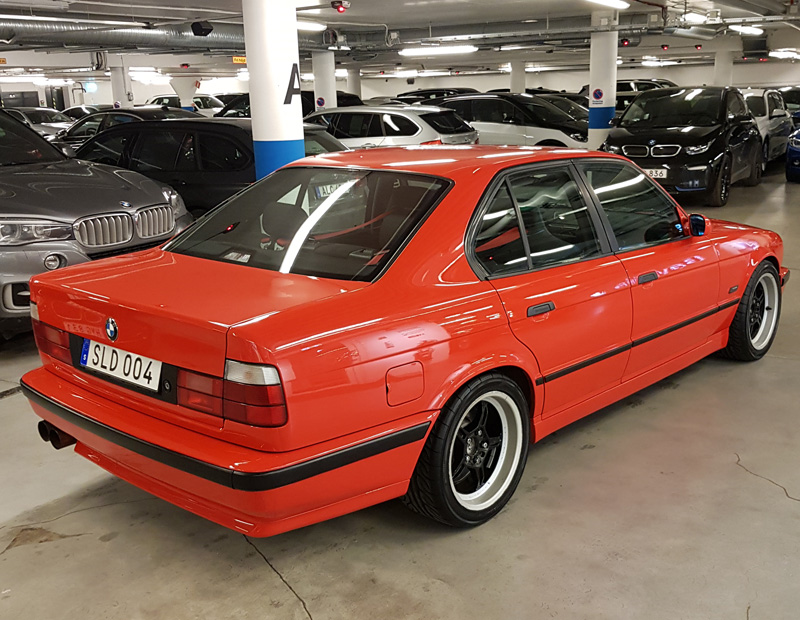Röd BMW M5 E34 stulen i Solna
