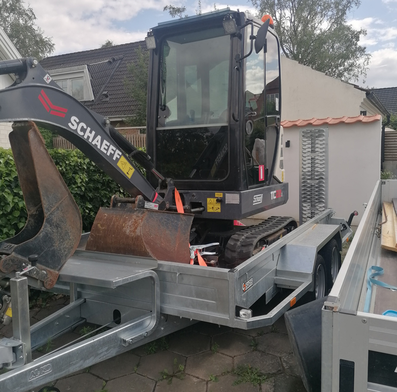 Maskinsläp Saris lastad med en minigrävare Schaeff TC22-2 stulet i Malmö