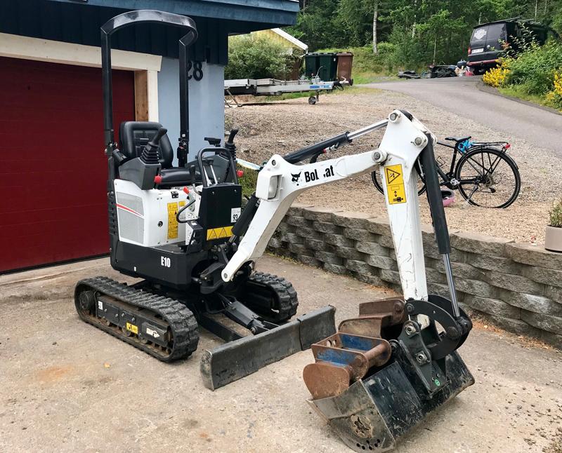 Enaxlad maskintrailer/ släp Rekotrailer lastad med minigrävare Bobcat E10 stulen i Hällingsjö