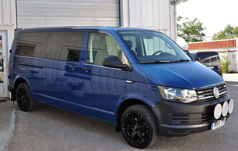 Blå Volkswagen Transporter stulen i parkeringsgarage 1, Älvsjömässan, Stockholm