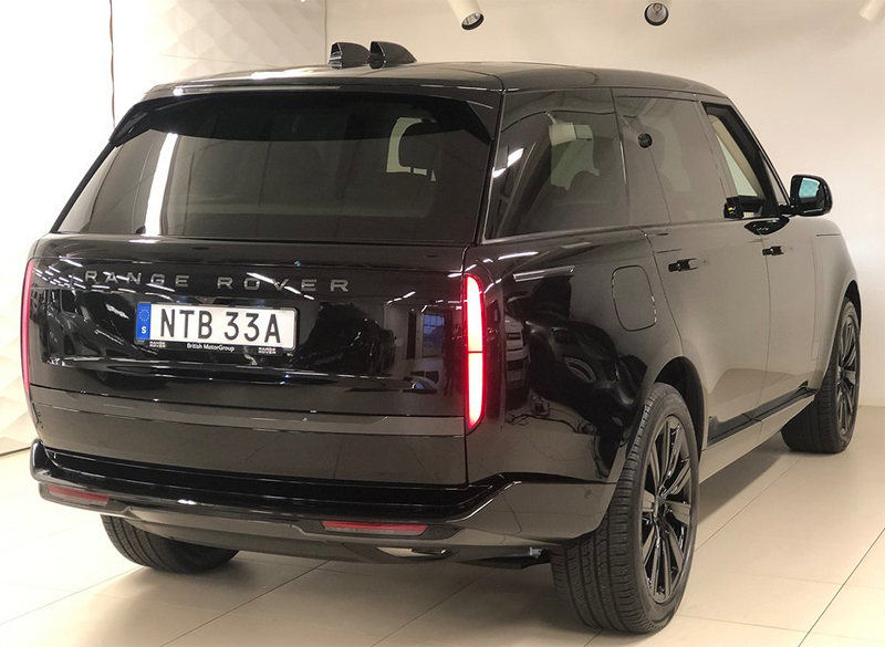 Svart Land Rover Range Rover P460 PHEV LWB Autobiography stulen i Sigtuna