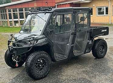 Svart Can Am Traxter Max XU T HD10 stulen norr om Vindeln