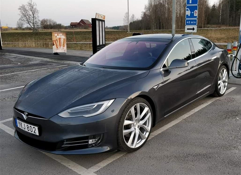 Grå metallic Tesla Model S stulen i Ljungsbro strax norr om Linköping