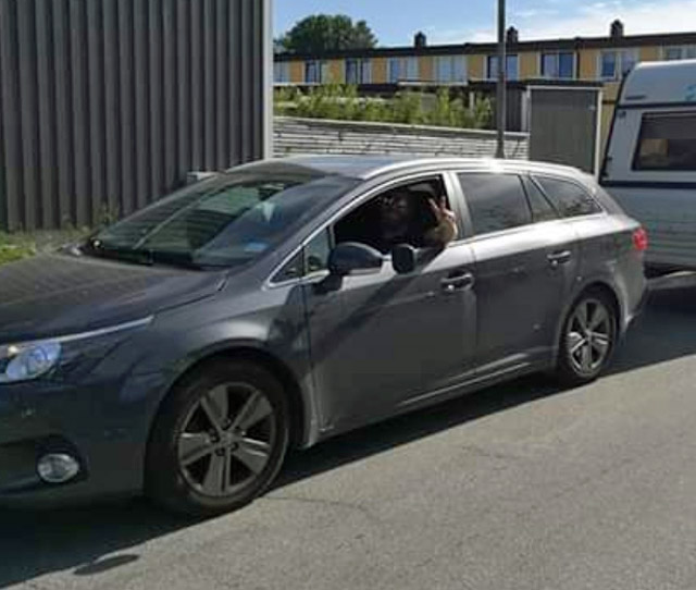Gråmetallic Toyota Avensis kombi stulen vid Frölunda Torg i Göteborg