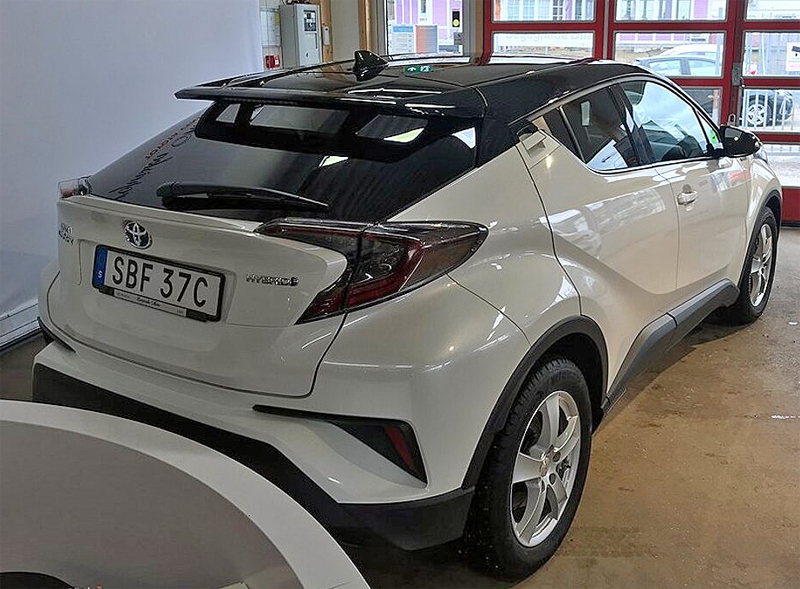 Vit med svart tak Toyota C-HR 1.8 Hybrid X-Edition stulen i Bromma, Stockholm