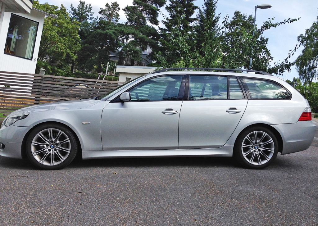 Silvermetallic BMW 535D Touring stulen på Lidingö